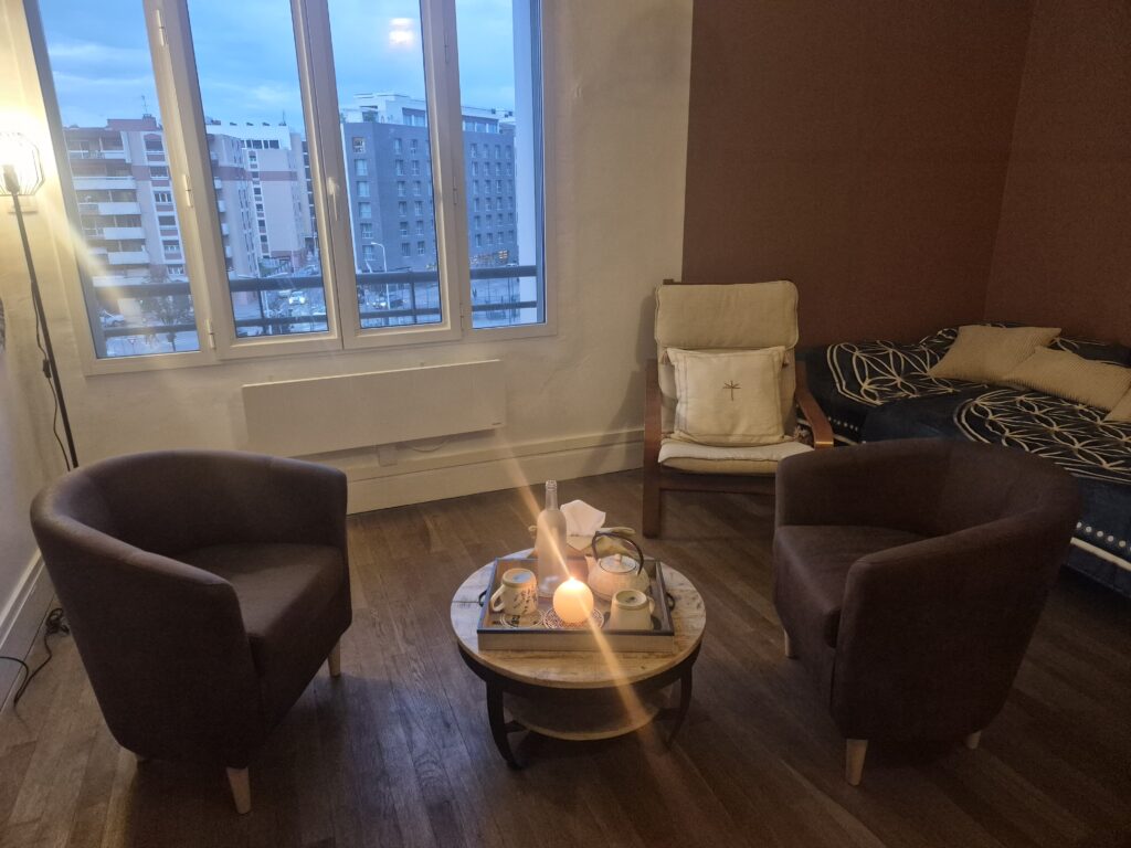 Cabinet Sabrina Lyon 7. Thérapeute Énergéticienne. Magnétiseuse. Analyse des schémas de vie, des blocages. Maladies, liens transgénérationnels. Soin Corps Esprit